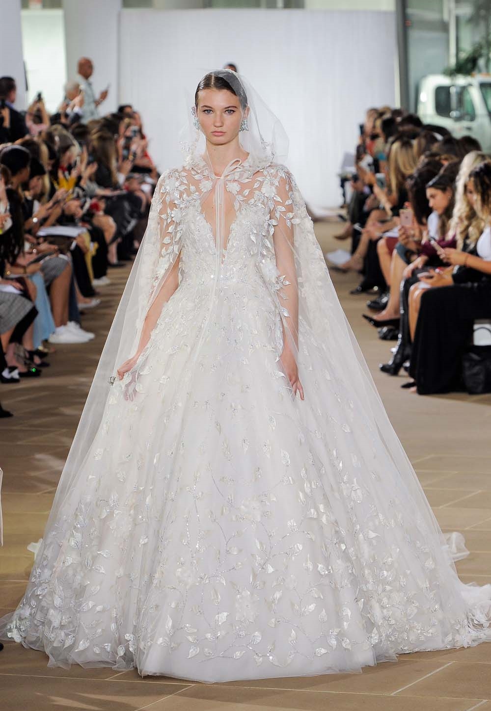 abito da sposa ines-di-santo-fall-2019 con mantella