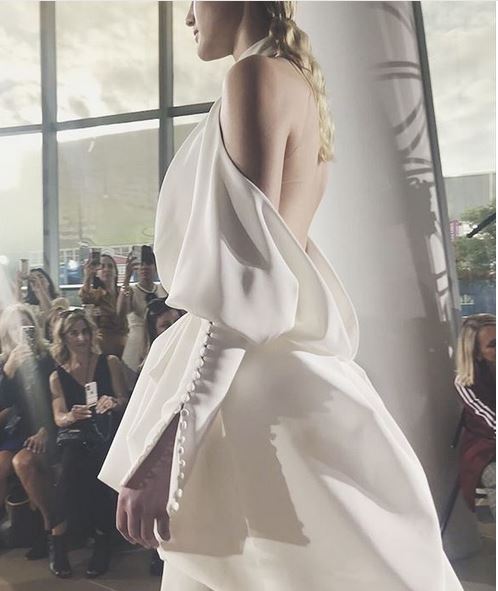 abito da sposa ines-di-santo-fall-2019 con schiena aperta