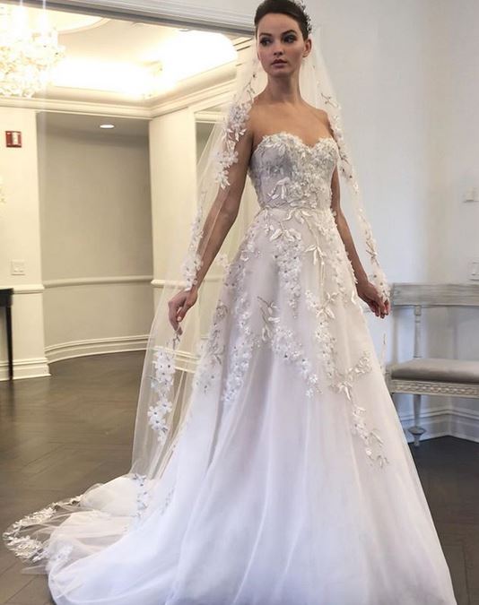 abito da sposa con ricami floreali Romona Keveza Fall 2019