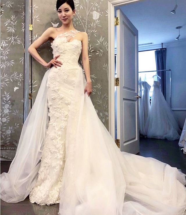 abito da sposa con ricami floreali Romona Keveza Fall 2019