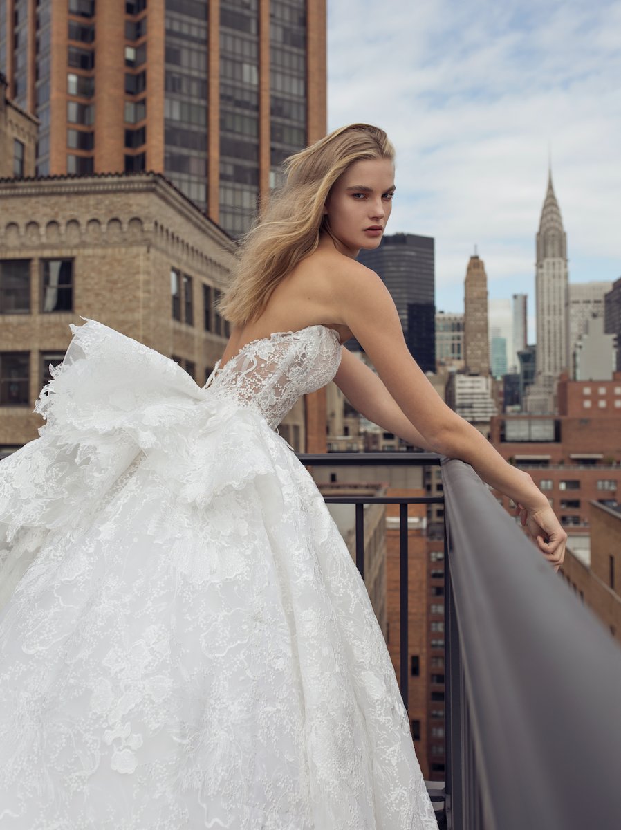 abito da sposa pnina-tornai-in pizzo prezzo 10.800 dollari 