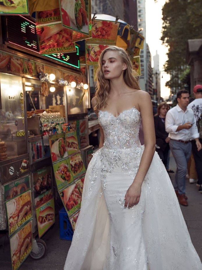 abito da sposa Pnina Tornai prezzo 10.200 dollari con gonna al prezzo di 5.100 dollari