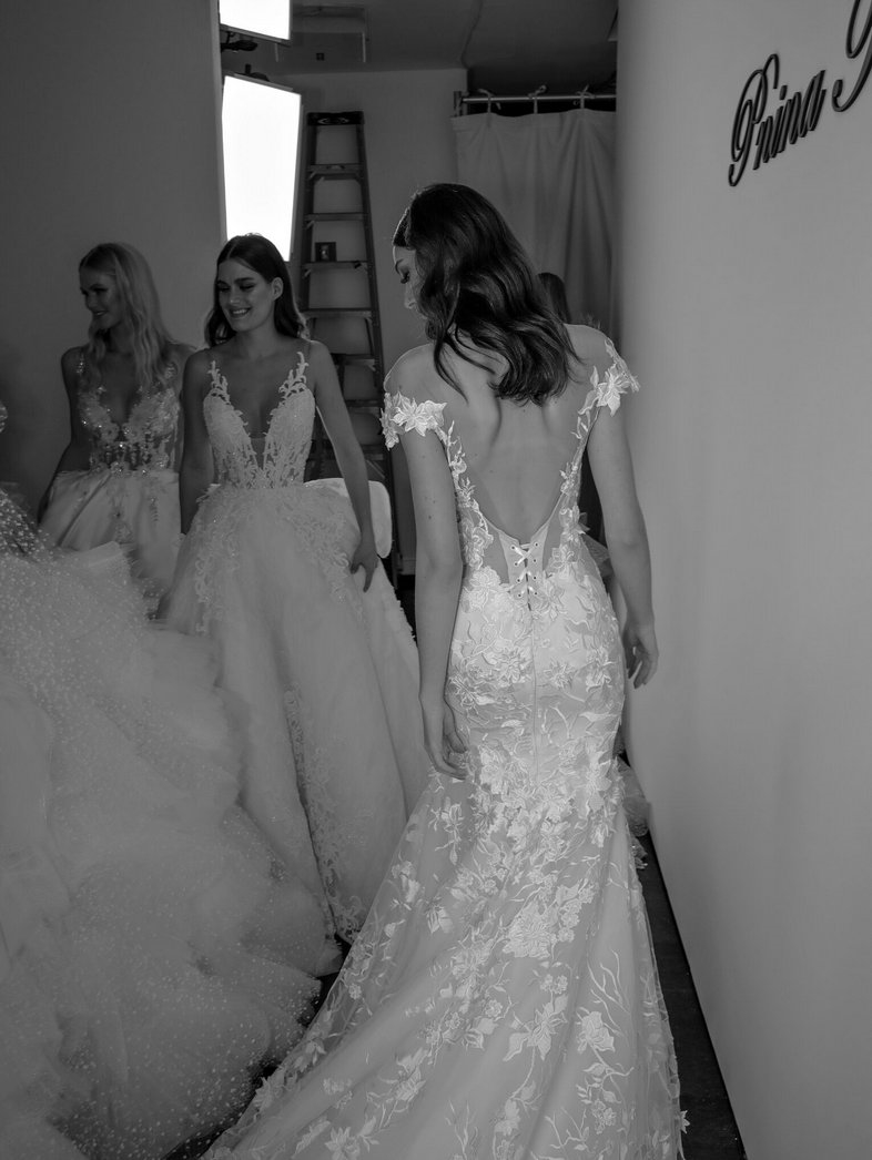 abito da sposa pnina-tornai con ricami floreali prezzo 7.000 dollari 