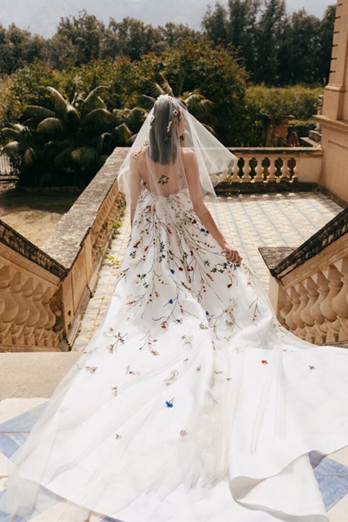 abito da sposa corto con ricami floreali Monique Lhuillier Spring 2023 Sicily