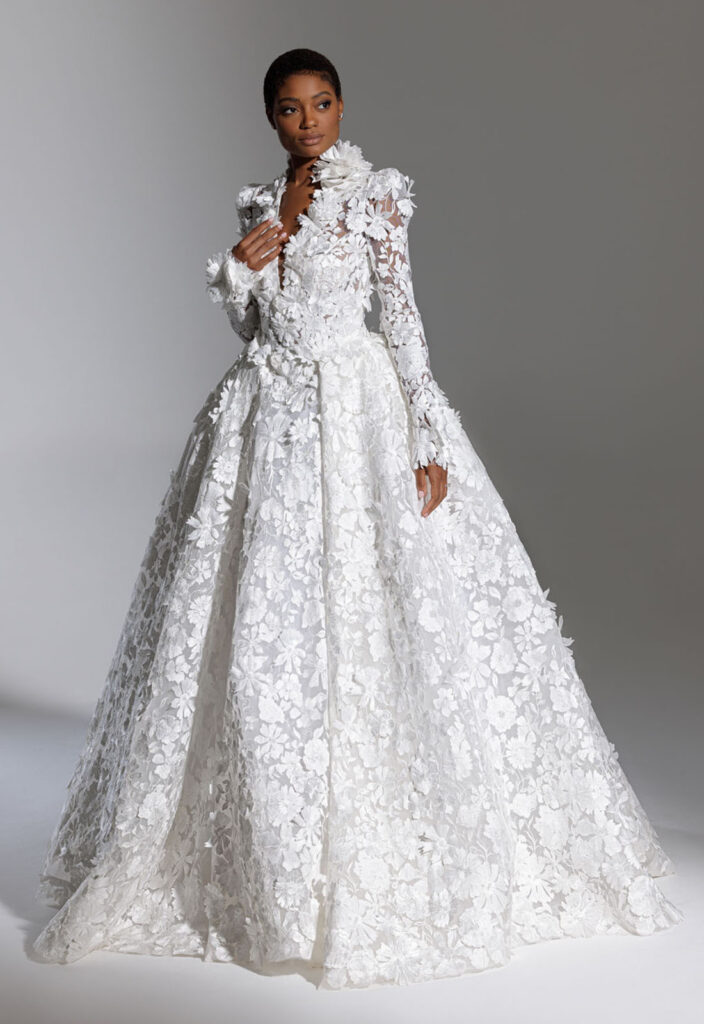 abito da sposa principesco con fiori 3D Pnina Tornai Mariages 2023
