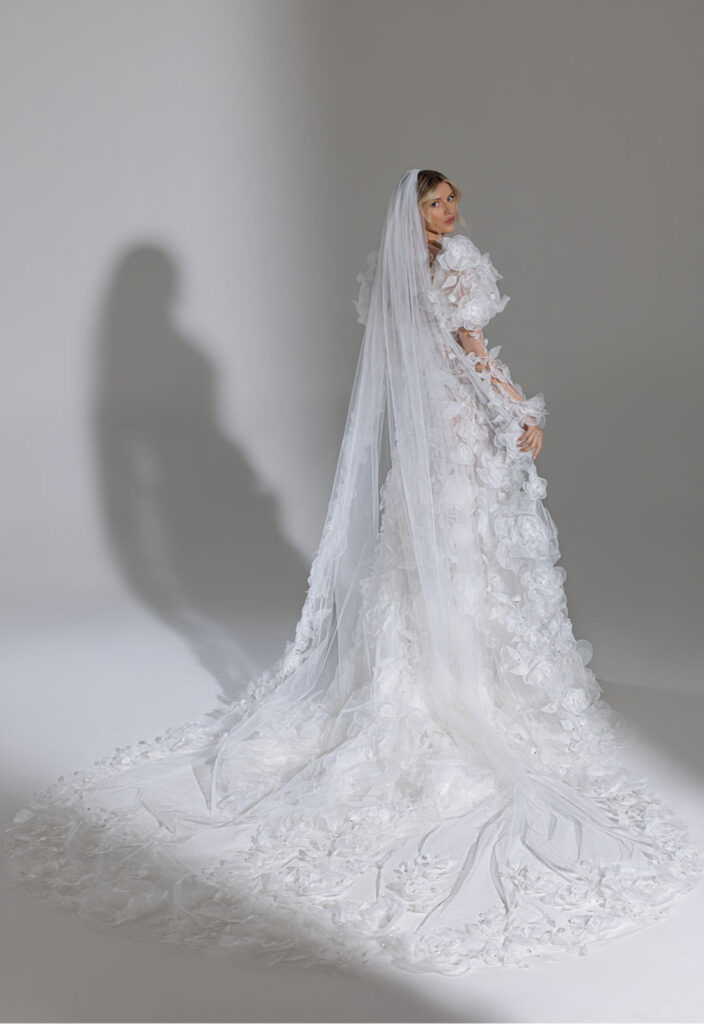 abito da sposa con fiori 3D Pnina Tornai Mariages 2023