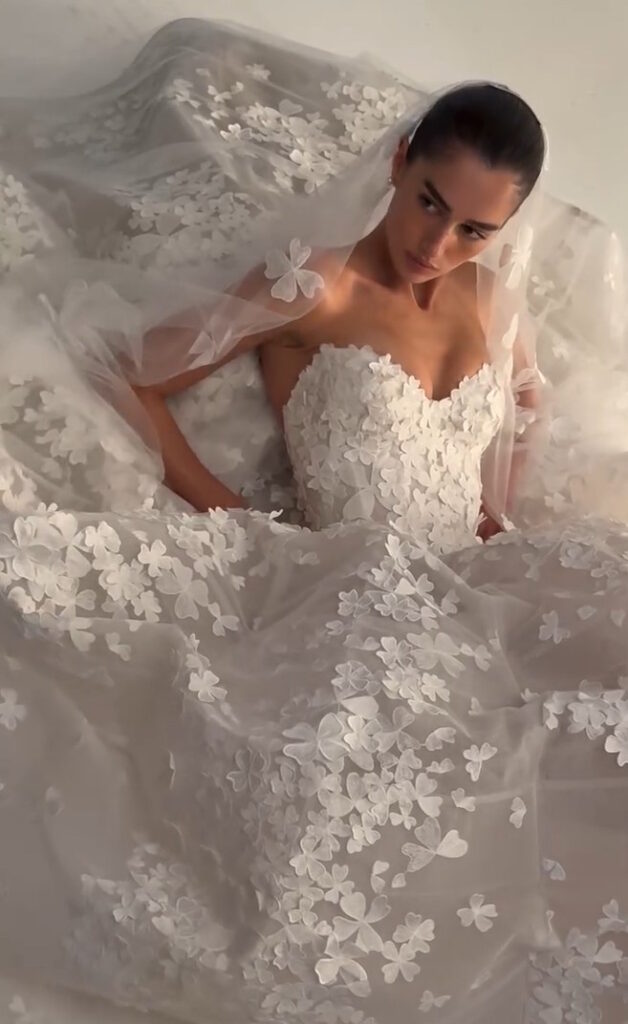 Monique Lhuillier sposa Spring 2026 - Clover